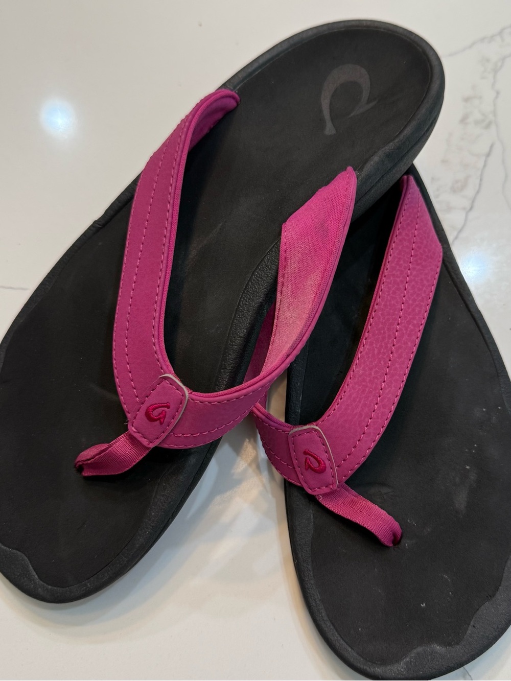 Olukai Ohana Sandals Flip Flop Thong Womens Size 10 Black & Pink Summer Beach